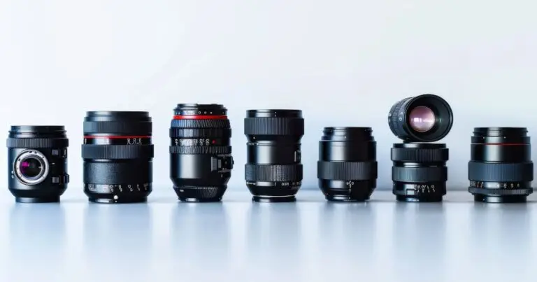 35mm, 50mm ou 85mm: lentes fixas alinhadas ao lado de uma câmera mirrorless para comparar distâncias focais