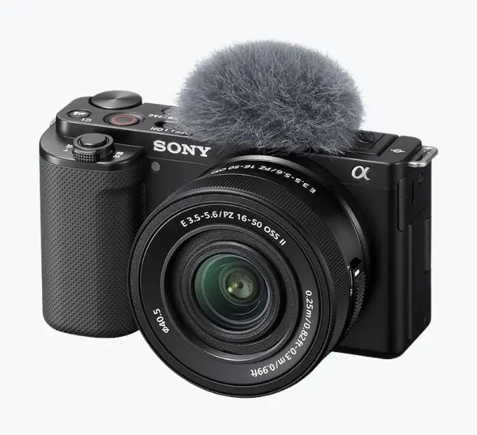 Câmera Sony ZV-E10 com lente 16-50mm e microfone com deadcat para vlogs