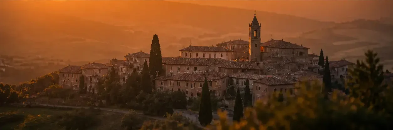 Mesma paisagem toscana com lente 85mm: vilarejo aproximado e fundo comprimido pela teleobjetiva