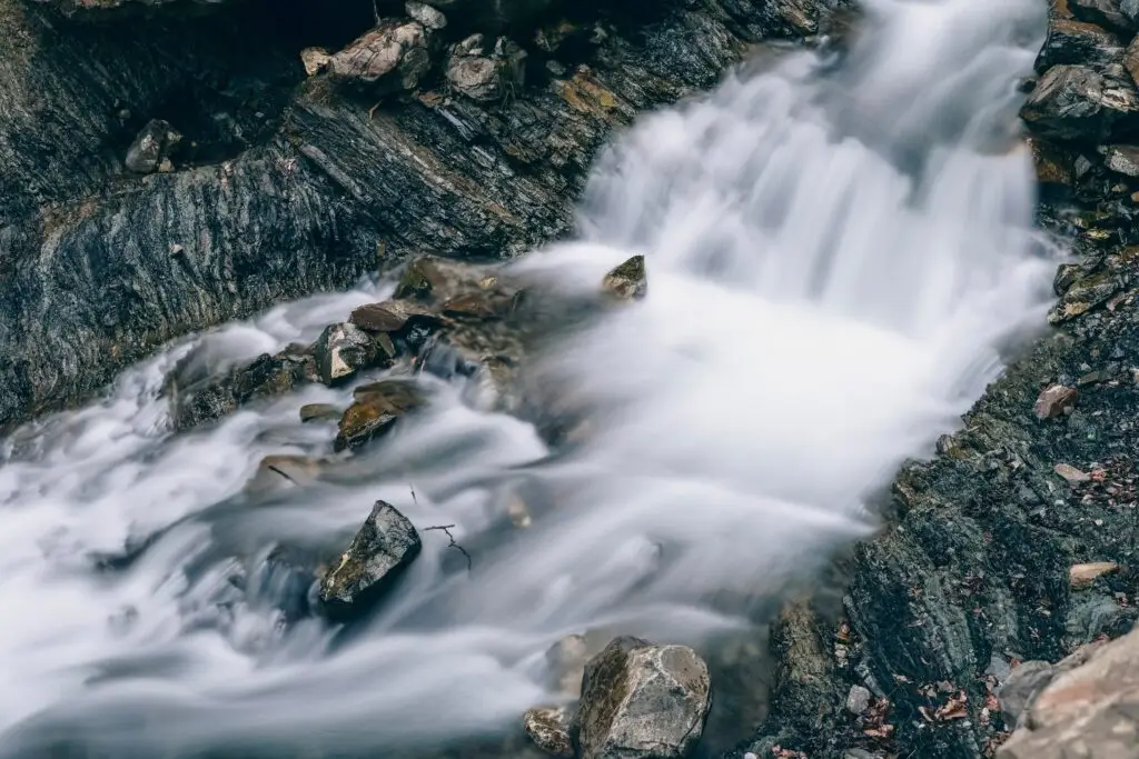 Cachoeira com efeito de água sedosa: velocidade do obturador lenta registra o movimento da água como um véu contínuo