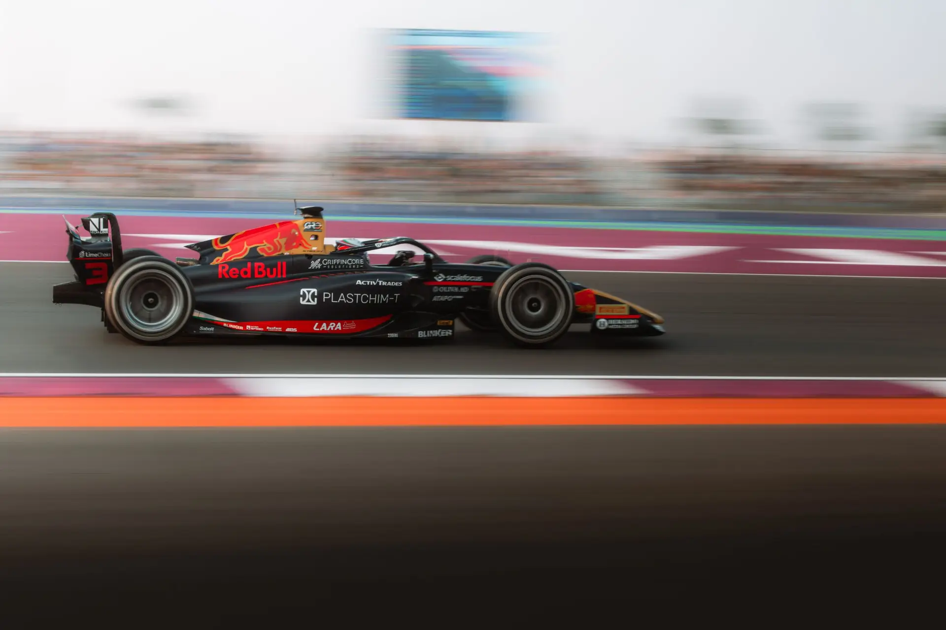 Carro fotografado com a t&eacute;cnica de panning: velocidade do obturador lenta mant&eacute;m o carro n&iacute;tido e transforma o fundo em linhas de movimento
