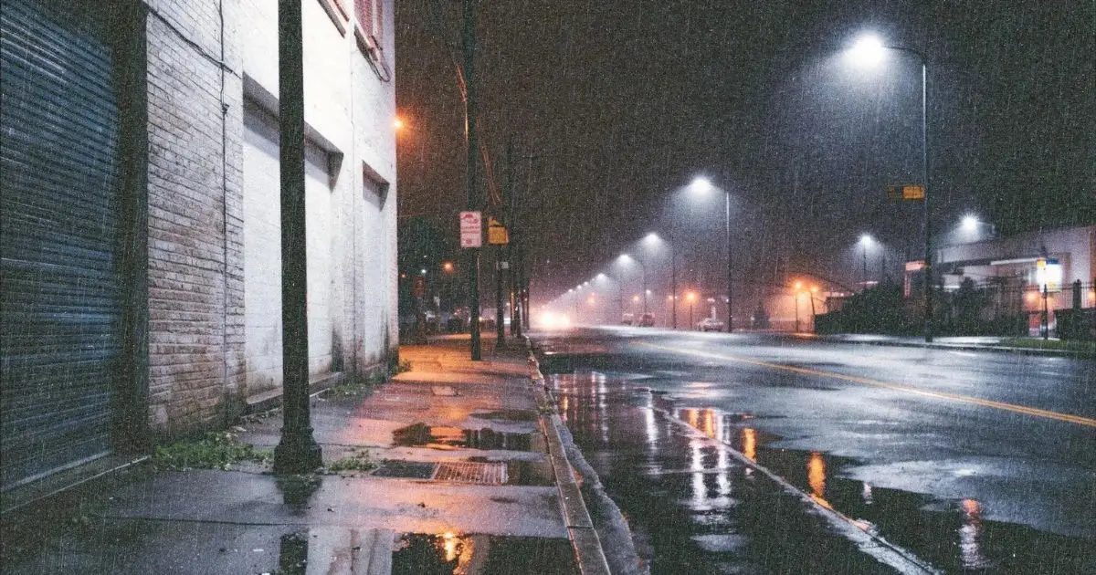 Rua urbana &agrave; noite com chuva e granula&ccedil;&atilde;o vis&iacute;vel, exemplo de foto com sensibilidade ISO alta em pouca luz