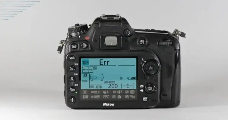 Câmera Nikon exibindo o código de erro "Err" no display, um dos principais códigos de erro Nikon