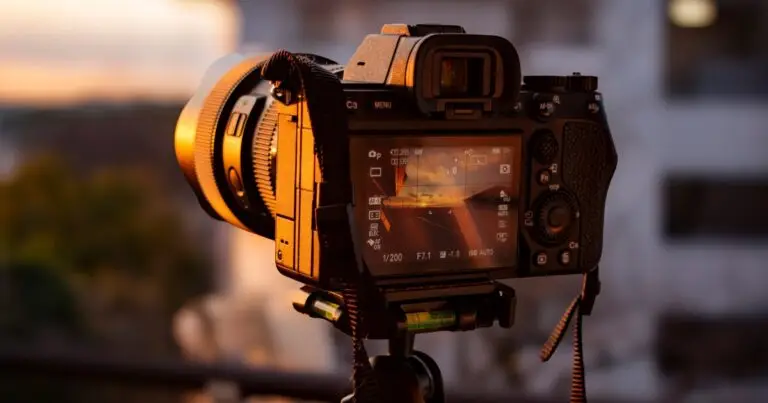 Câmera Sony Alpha com a tela traseira ligada — guia de códigos de erro Sony