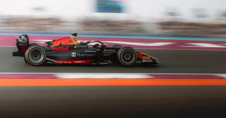 Carro fotografado com a t&eacute;cnica de panning: velocidade do obturador lenta mant&eacute;m o carro n&iacute;tido e transforma o fundo em linhas de movimento